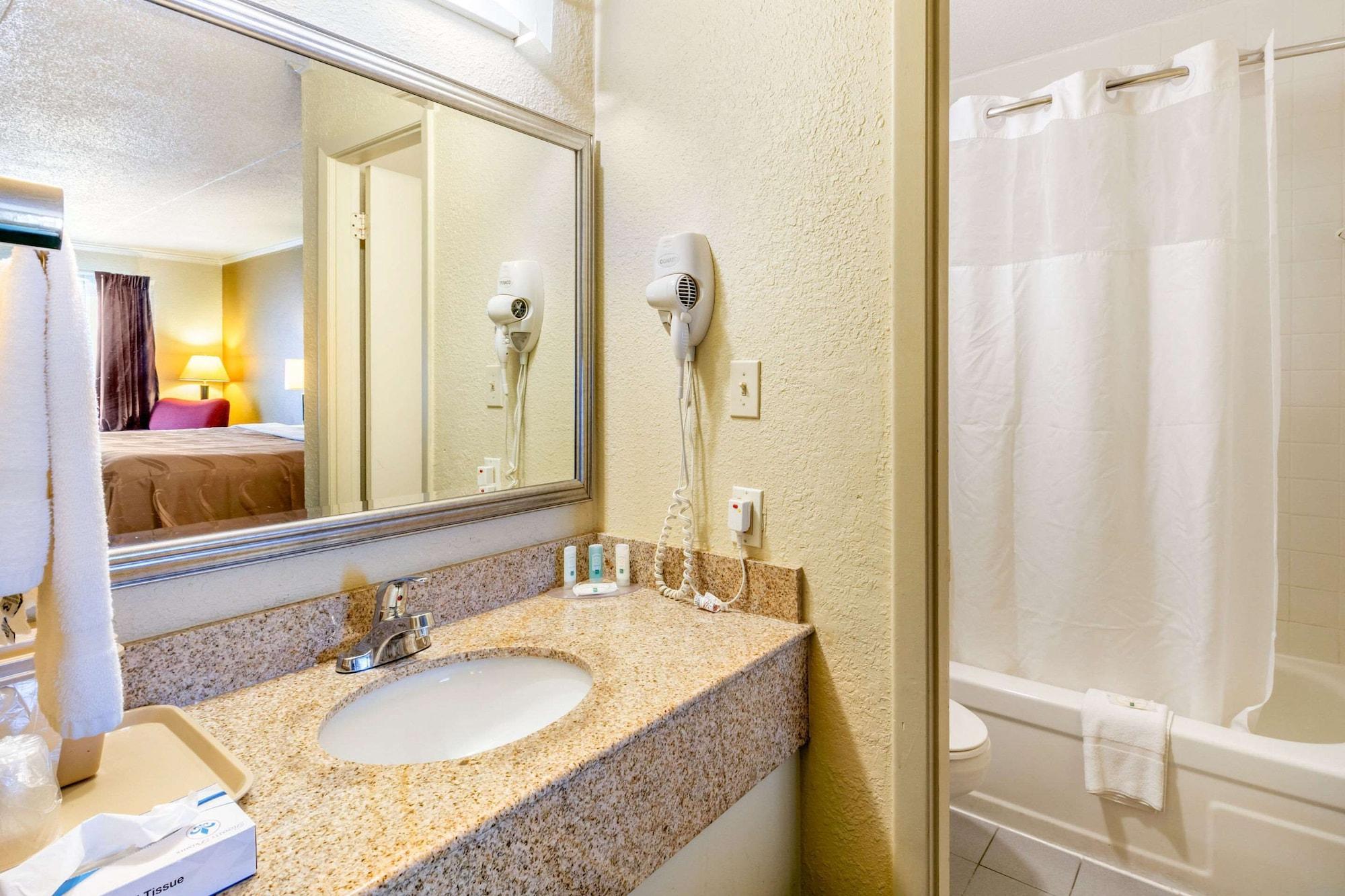 Quality Inn Манчестер Экстерьер фото